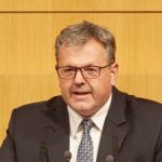 Gerhard Deimek, ein Herr mittleren Alters mit Brille, Anzug und Krawatte