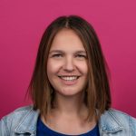 Anna Stürgkh, eine junge Frau mit halblangen Haaren, lächelnd