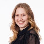 Carina Mayerhofer-Leitner. Eine junge Frau mit langen Haaren, lächelnd.