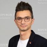 Profilfoto Süleyman Zorba. Ein junger Mann mit Brille